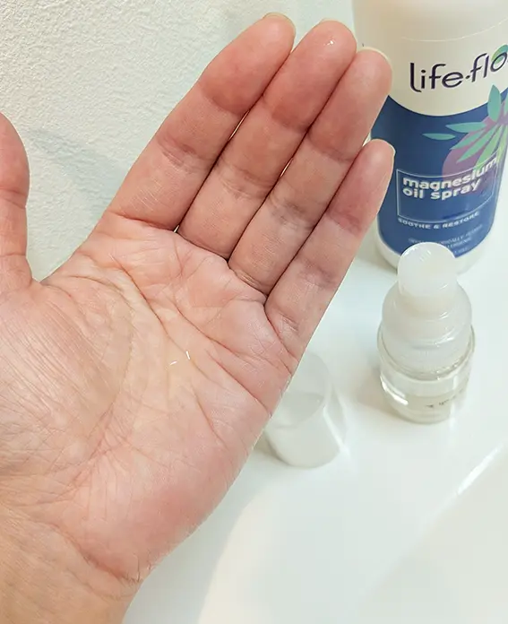 手のひらにプッシュした透明なマグネシウムオイル