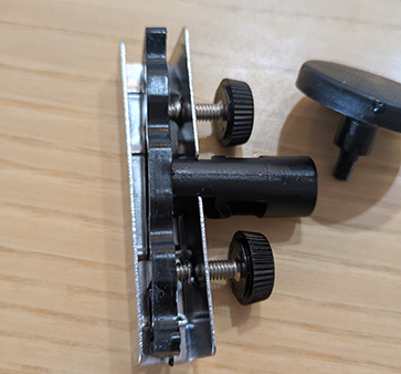 この金具と黒い樹脂部分の間にサッシ枠を挟む