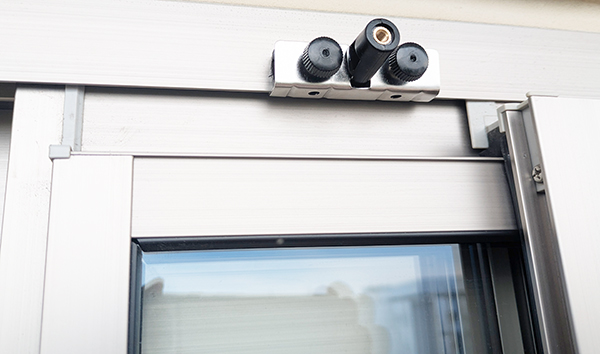 ガラス窓は動かせるけど、網戸は動かせない