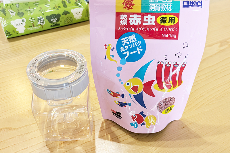 容器とキョーリンの乾燥赤虫徳用