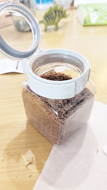 乾燥アカムシ容器に全部入ったところ。