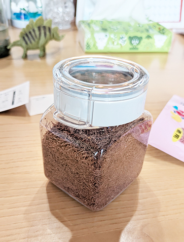 ちゃんとすっきり容器にアカムシが入った様子。