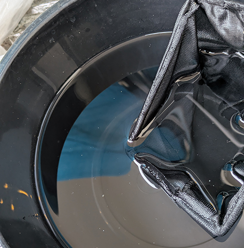 卵が入っているはずの黒いバケツと放置された網