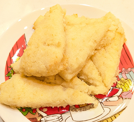 180度で焼き上げた、三角形の美味しそうなおから米粉スコーン。