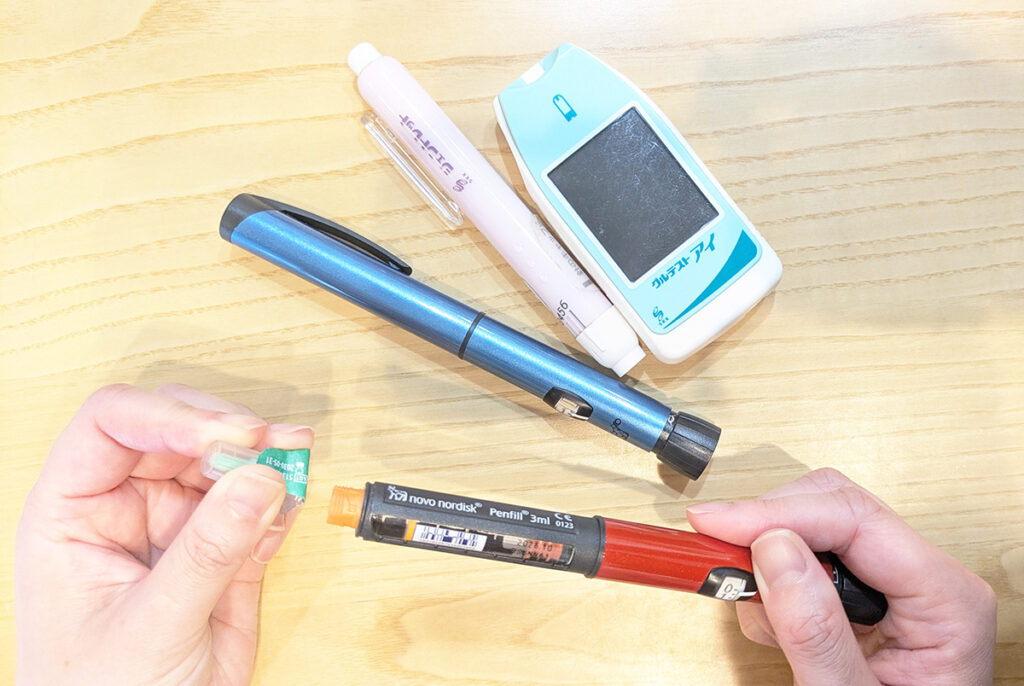 1型糖尿病の治療で使用しているインスリンペン(ノボペン)と血糖自己測定器(グルテストアイ)