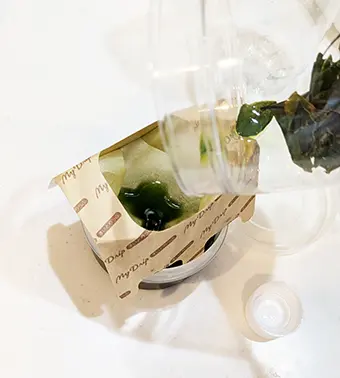 コーヒーフィルターでこしている様子。