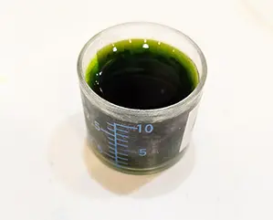 こした濃縮液を10mlで測っている様子。
