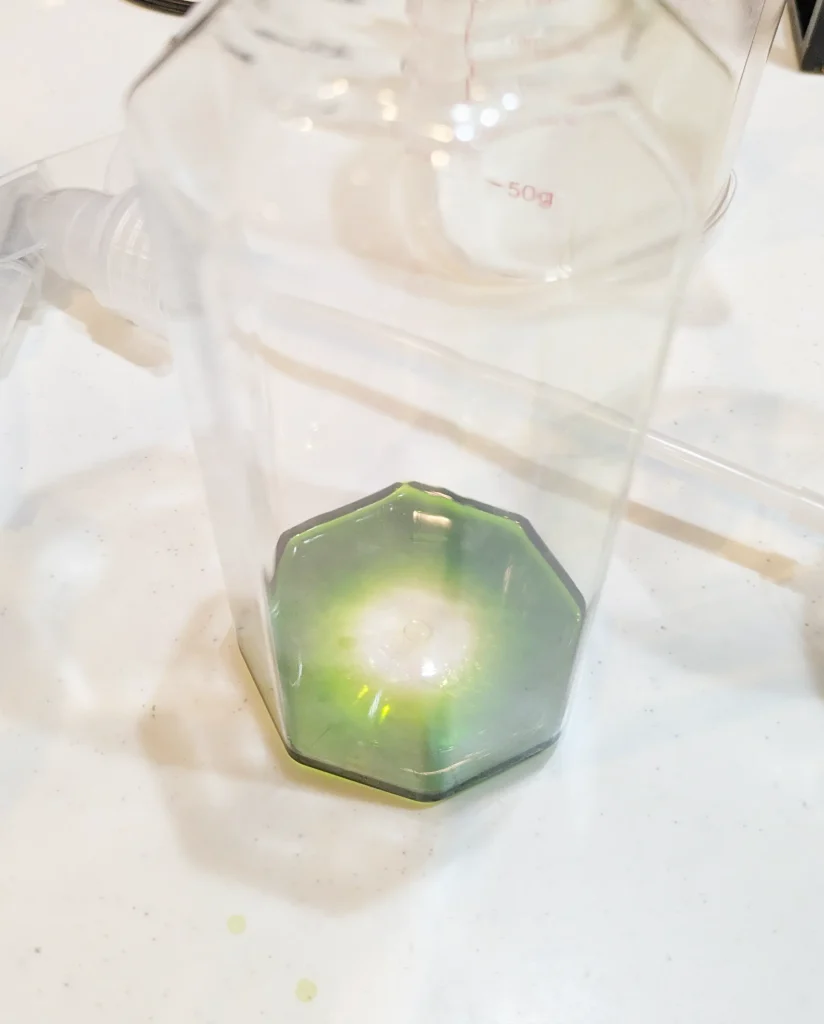濃縮液をスプレーボトルに入れた様子。