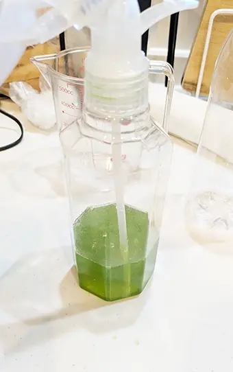 スプレーボトルに水100mlを足して完成した様子。