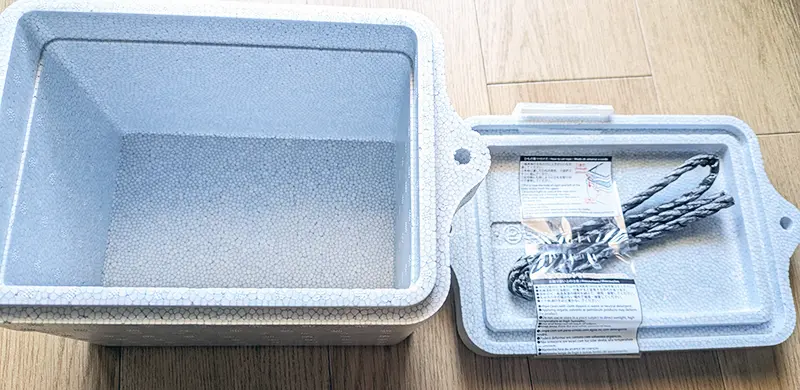クーラーBOXの中に付属のヒモが入ってます