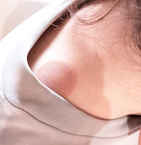 こやが実際にロイヒつぼ膏クールを肩に貼っている様子
