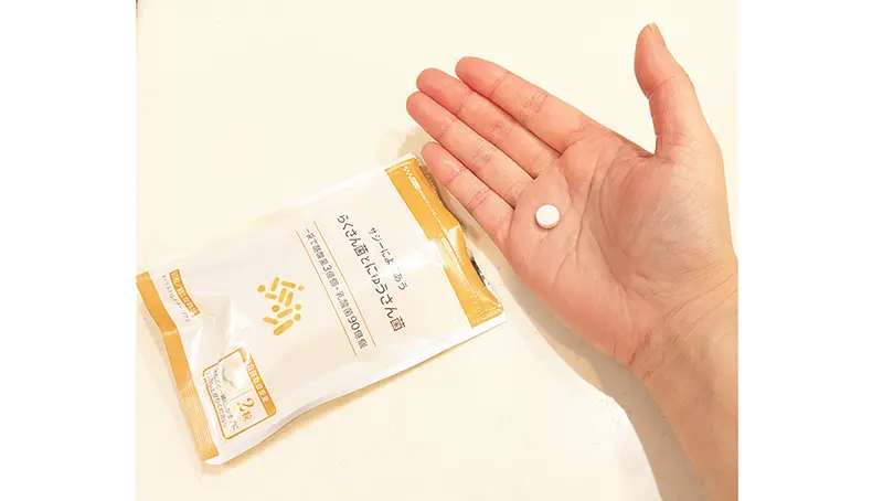 サジーによくあうらくさん菌とにゅうさん菌サプリを手に一粒のせた様子