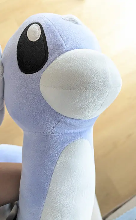 抱っこするとフィット感のある大きなミニリュウのぬいぐるみ