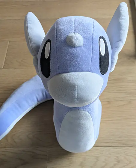 正面上の角度から撮影したつぶらな瞳のミニリュウのぬいぐるみ