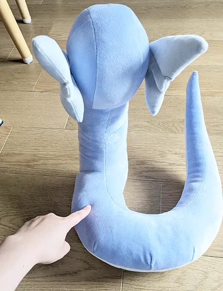 丸みがあって愛くるしいミニリュウのぬいぐるみの後ろ姿
