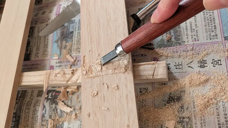 すのこに残った木工ボンド跡を平刀でキレイに削る作業