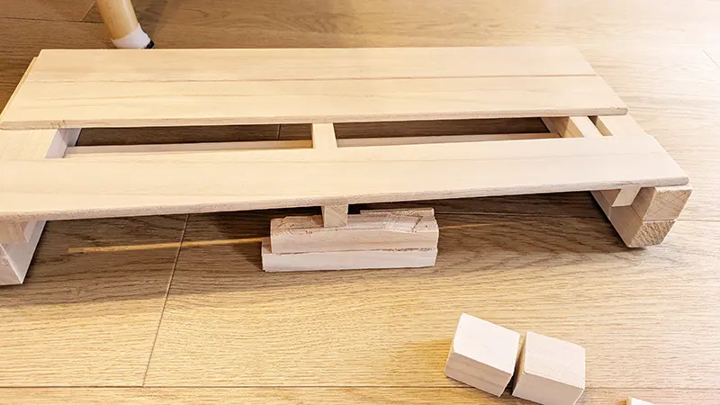 ゴミ箱から回収した端材を組み合わせて作った中央奥の支え