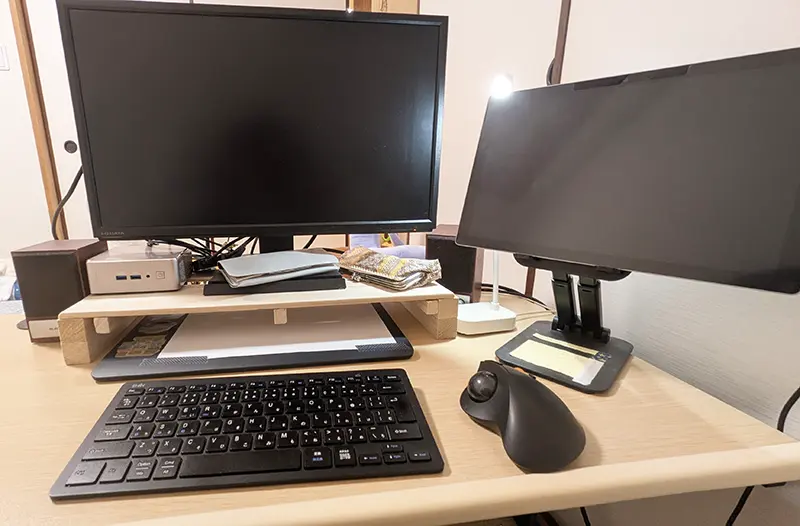自作モニタースタンドを設置してスッキリしたデスク周り