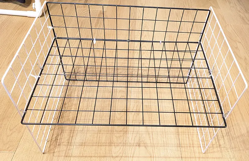 針金で固定し結束バンドの余りをカットして完成したワイヤーラック