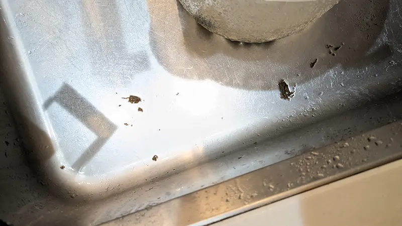 加圧噴射を何回か繰り返して水槽パーツから大量に出てきた蓄積汚れ